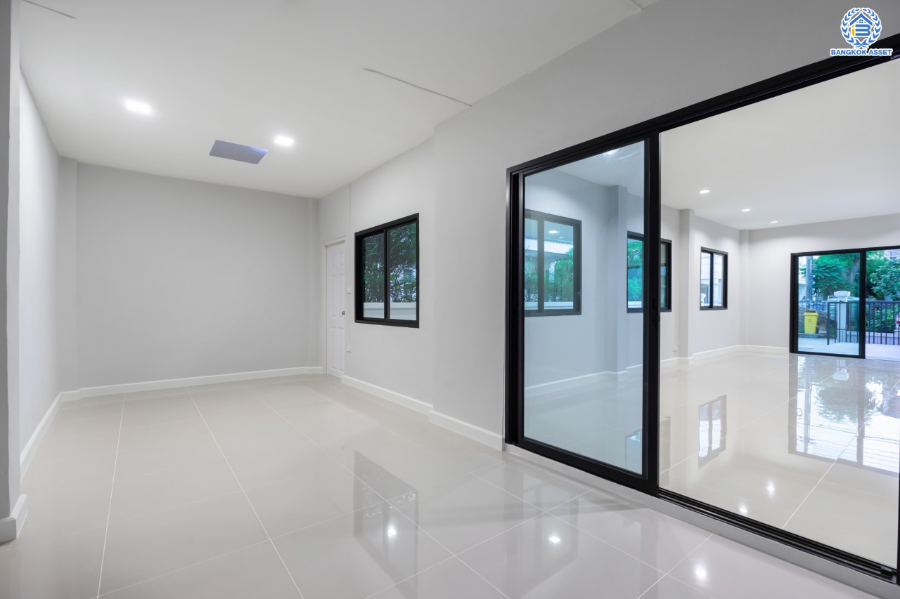 บ้านมือสองตกแต่งใหม่ แบรนด์ Property Perfect ม.มณีรินทร์ รัตนาธิเบศร์-ท่าอิฐ เนื้อที่ 54 ตร.ว. ฟังก์ชัน 3 ห้องนอน 2 ห้องน้ำ 2 ห้องอเนกประสงค์ พร้อมจอดรถได้ 2 คัน บนทำเลศักยภาพ ใกล้ทางด่วน "งามวงศ์วาน" และเพียง 10 นาที ถึงรถไฟฟ้า "สถานีบางรักน้อยท่าอิฐ"...